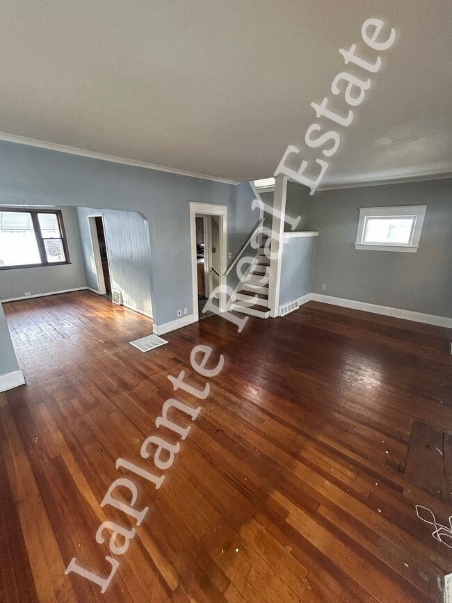 Building Photo - Comfy 3-Bedroom Home with Classic Charm in Toledo’s Old South End