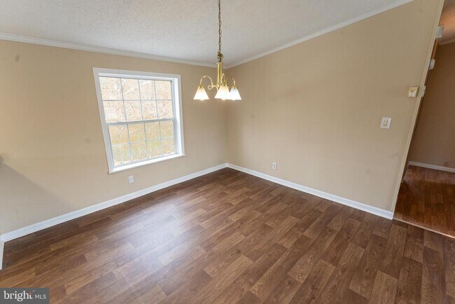 Building Photo - 1205 W 6th St