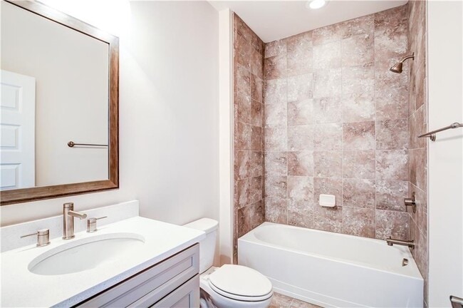 Building Photo - 827 Stone Ridge Ln NE