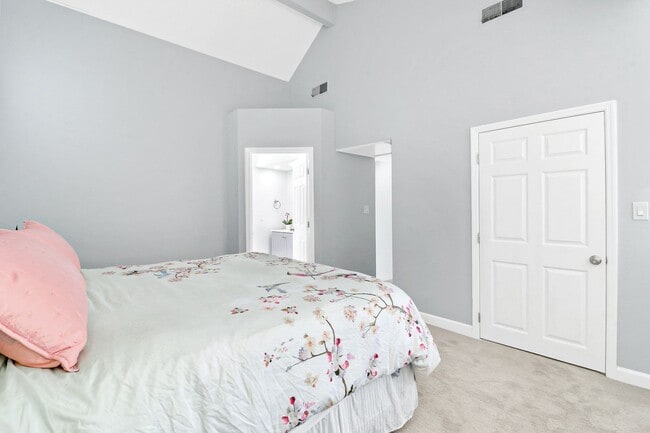 Building Photo - Completely Remodeled Cottage - Moss Creek