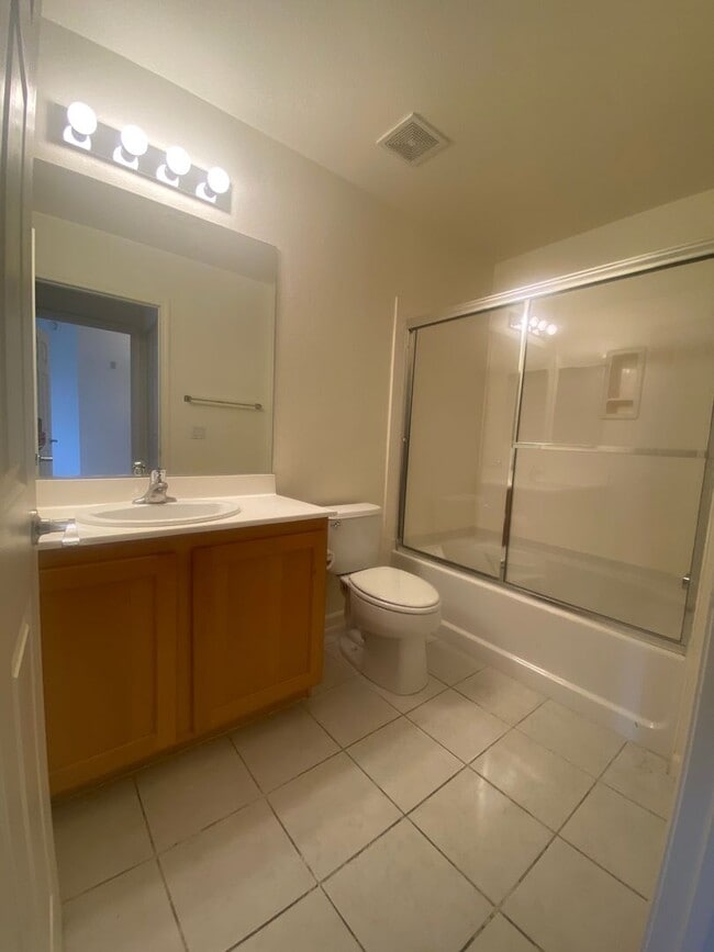 Building Photo - Stunning Top Floor View Condo at Park Avenue!