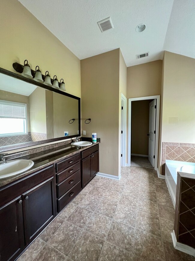 Building Photo - 639 Red Oak Ln