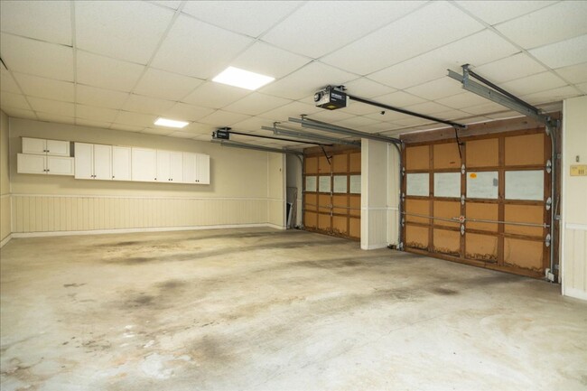 Building Photo - Spacious 4/3.5 in Highly Sought-After Buck...