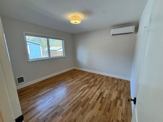 Building Photo - FOR RENT: UNFURNISHED: - Super Sweet Cottage style home in Midtown Bend.