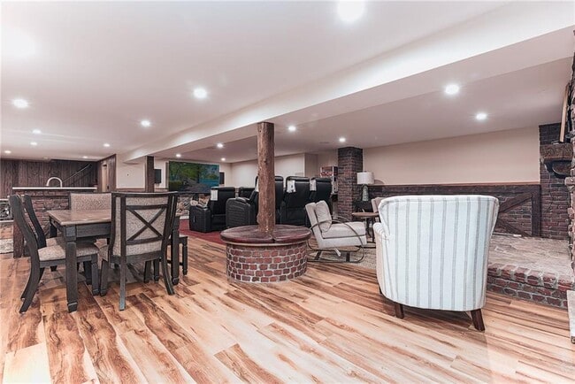 Building Photo - 14 Woodlake Dr