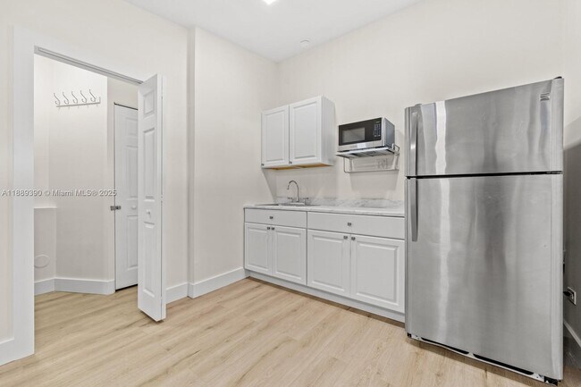 Building Photo - 9370 Nassau Dr