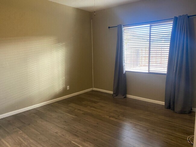 Building Photo - *Wait list full- Currently not accepting applications* 3 Bedroom 2 bathroom with a bonus room in ...