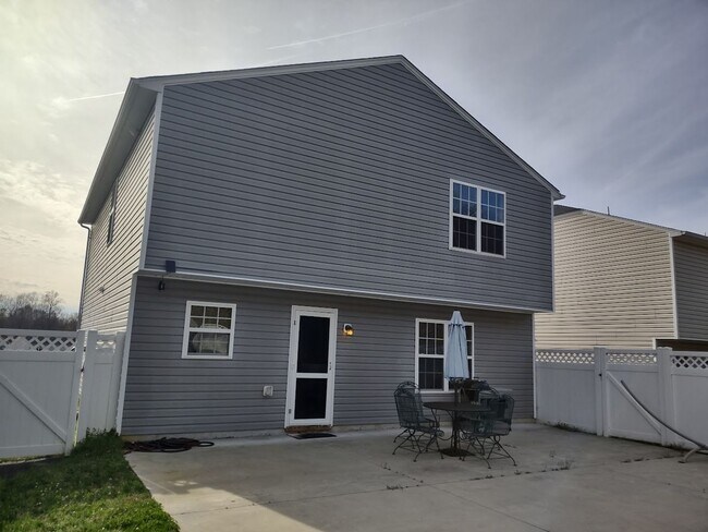 Building Photo - Spacious 3-Bedroom Home with Garage