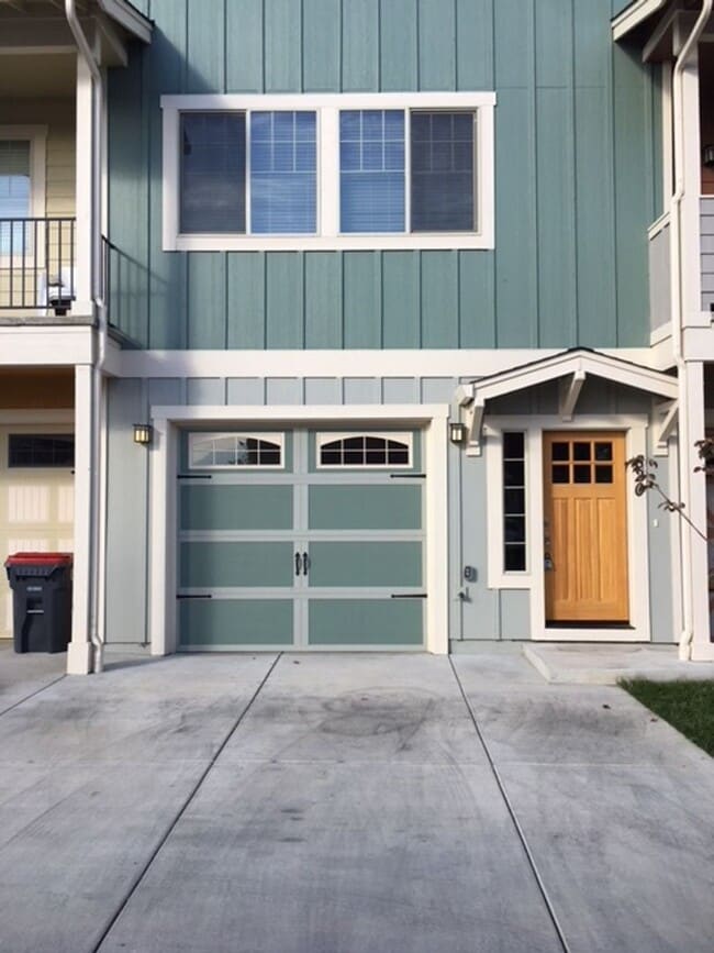 Building Photo - 3 LEVEL CONDO W/ UPGRADES, GARAGE/ FENCED ...