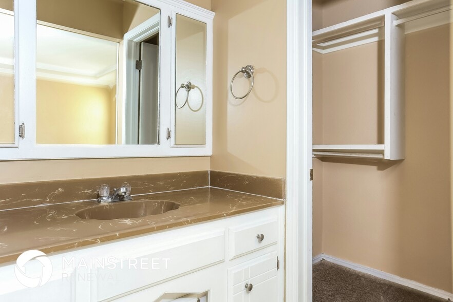 Building Photo - 1124 N Patterson Dr