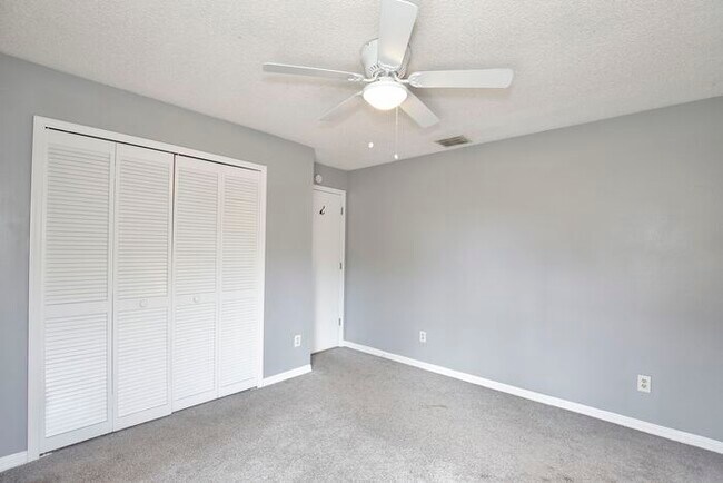 Building Photo - Stunning 3/2 Home with a Spacious 2 Car Ga...