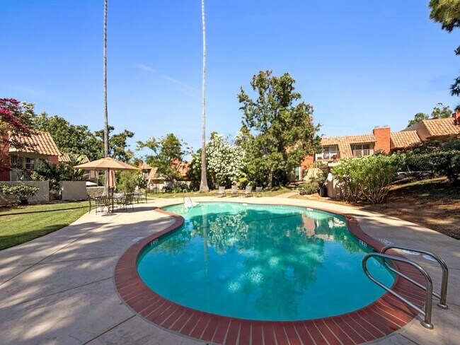 Building Photo - 285 Casitas Bulevar