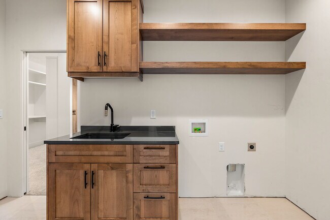 Building Photo - 98 S Carbon Rivet Ave