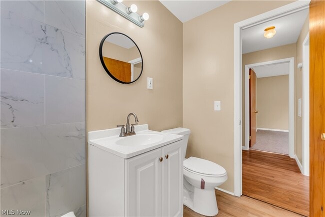 Building Photo - 655 E 240th St