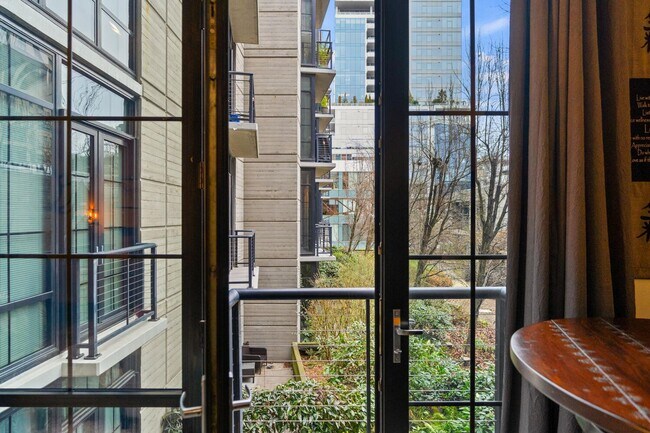 Building Photo - **FURNISHED** Streetcar Lofts studio w/parking/storage/Juliette balcony/fitness center/courtyard ...