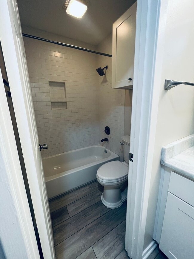 Building Photo - Condominium in Greenbrier. Available immediately! Conveniently located near the U of M. Newly ren...