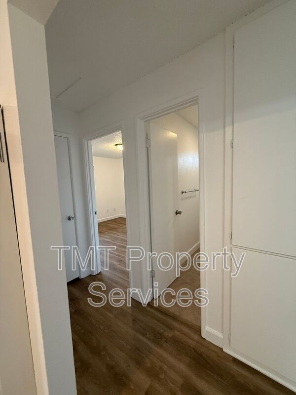 Building Photo - 803 W Harding Ave