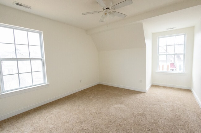 Building Photo - 956 Iron Bridge Dr