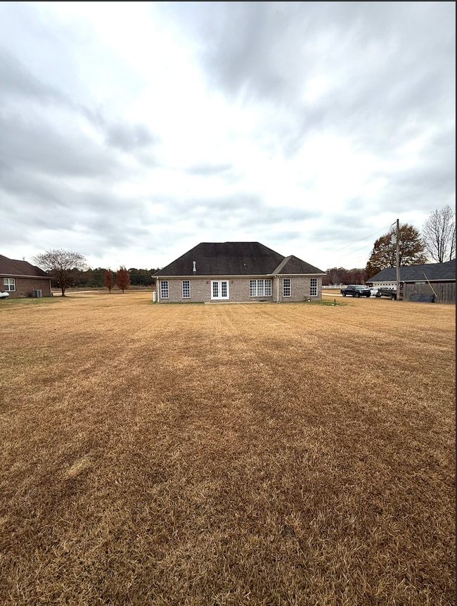 Building Photo - 4 bedroom 2.5 bath home