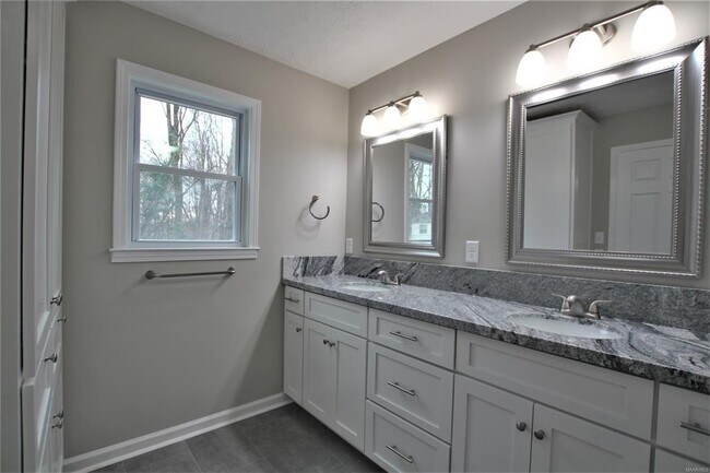 Building Photo - 213 Ross Rd