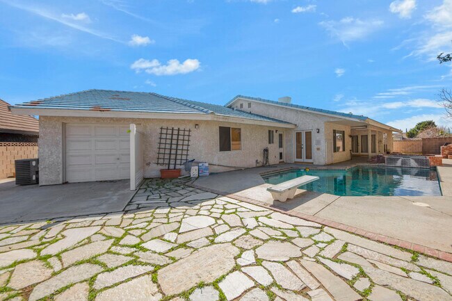 Building Photo - 2503 Brentwood Dr