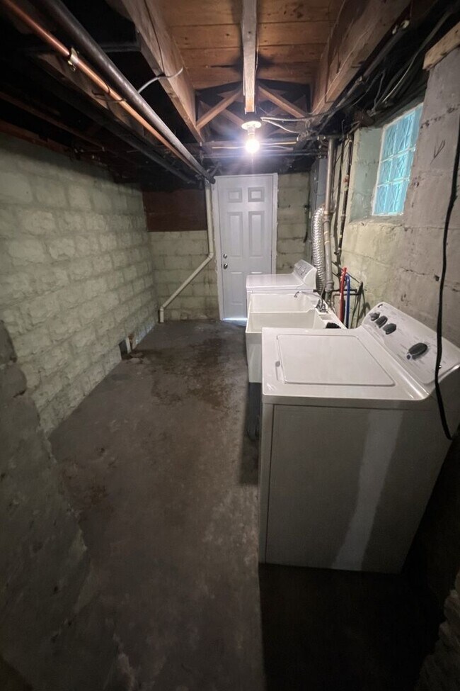 Building Photo - Avail Avail Aug 1st: A GEM in Dormont!  Spacious 3BR Twin Home, Parking, Charm, Walkability, Outd...