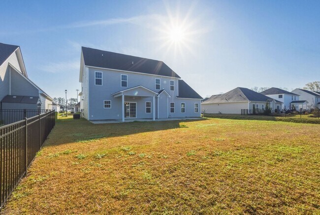 Building Photo - 5 bedroom waterfront property