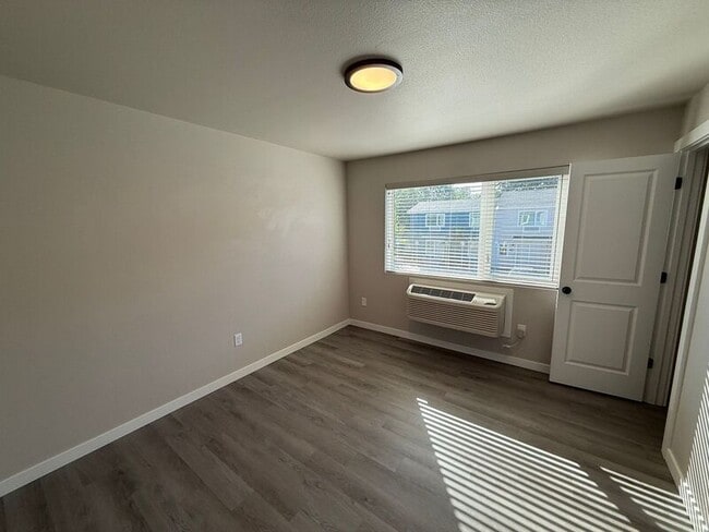 Building Photo - 2915 Waverly Dr SE