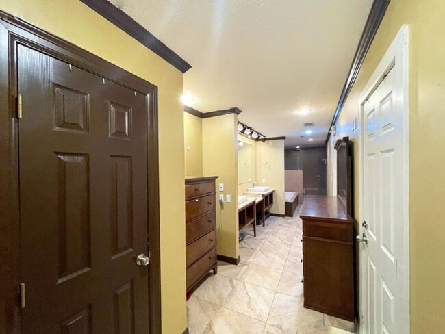 Building Photo - NEWER 4 bedroom house