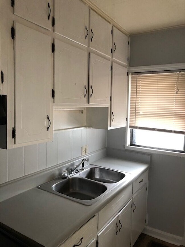 Building Photo - 324 Woodward Rd