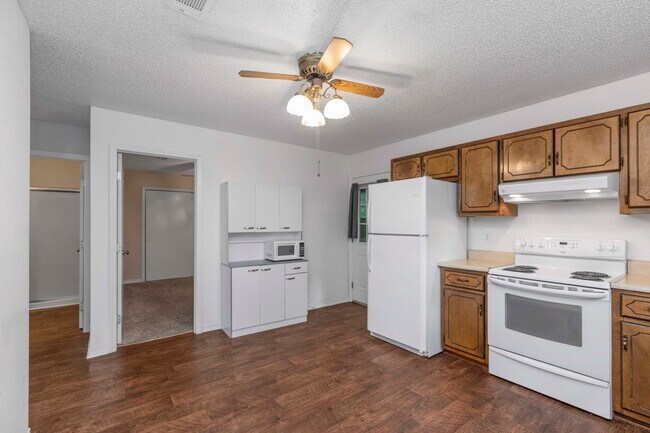 Building Photo - AVAILABLE IN OCTOBER! 2 beds 1 bath