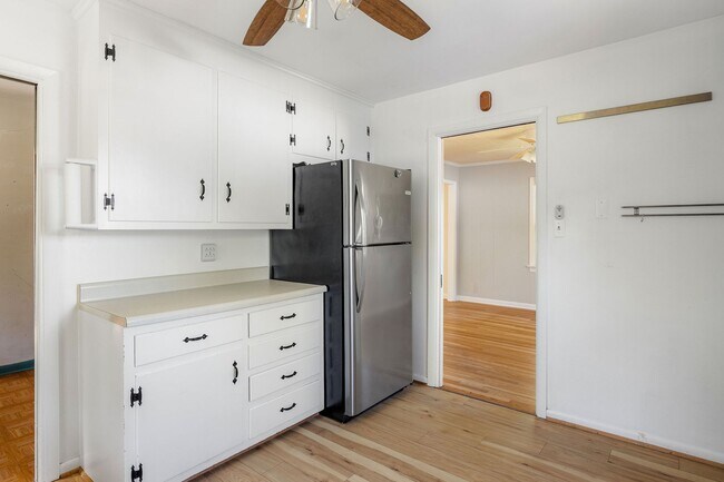 Building Photo - Beautiful 2 Bedroom Corner Lot Property Near Forest Hill Ave ***Available May 2026***