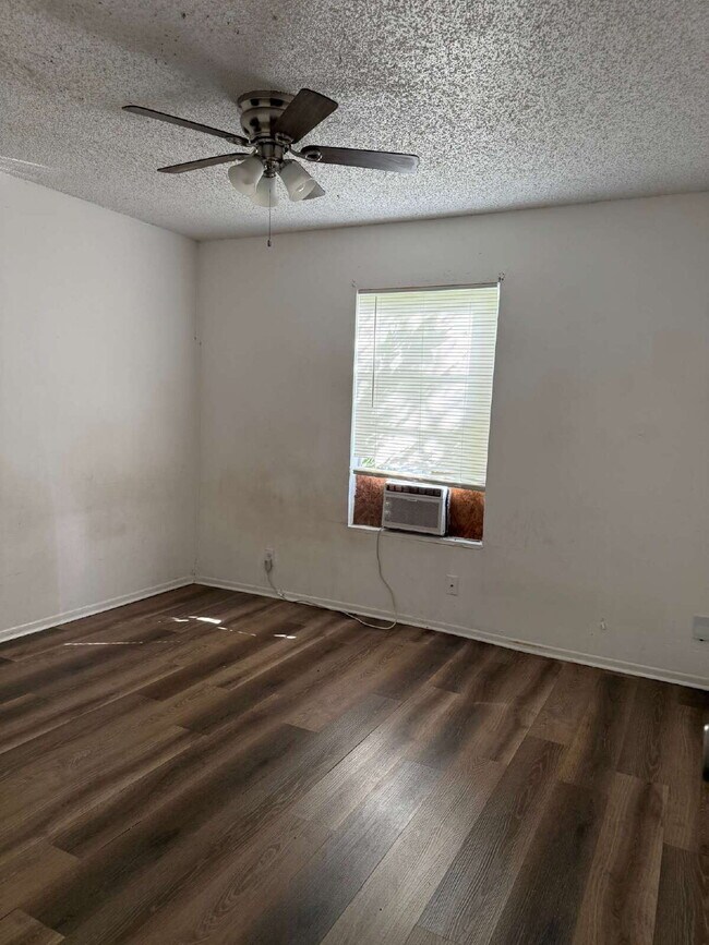 Building Photo - Two Bedroom Charmer with Washer & Dryer Included