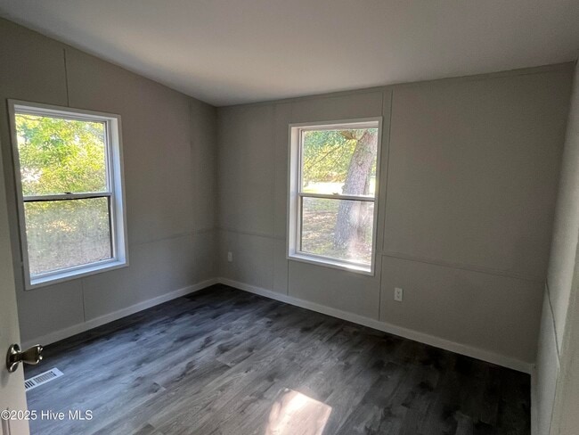 Building Photo - 202 Susans Dr