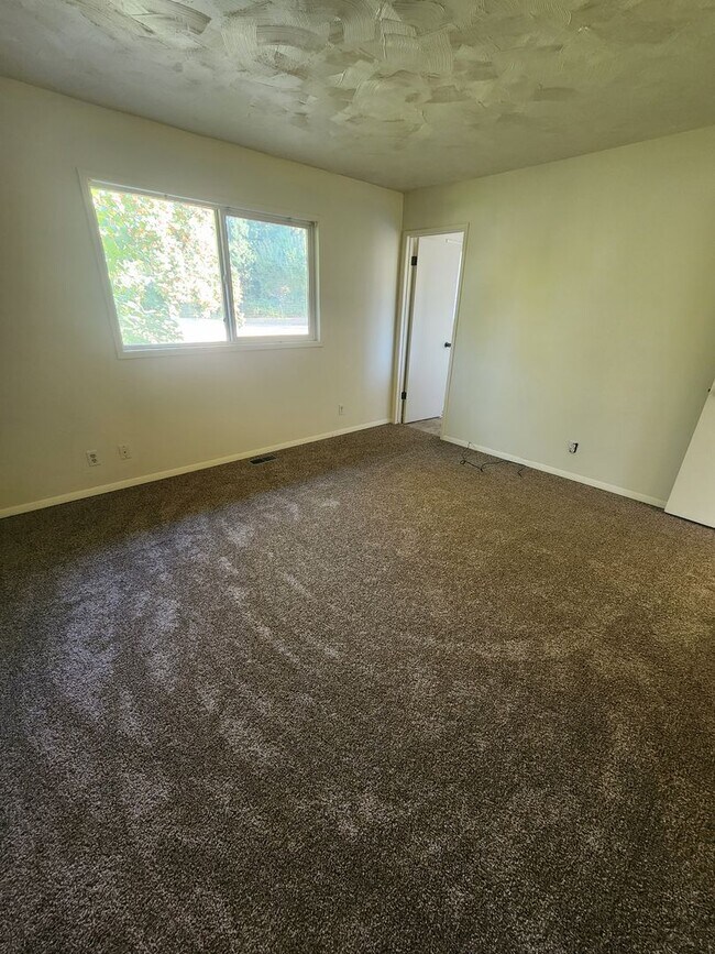 Building Photo - SINGLE FAMILY HOME ON HILLCREST (APP#72)