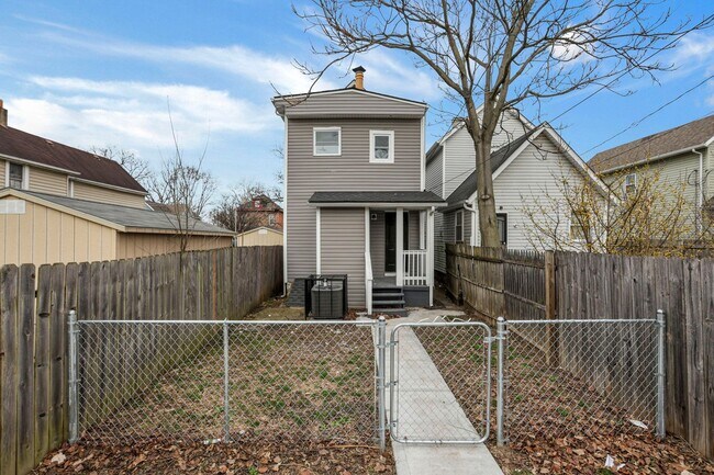 Building Photo - 112 S Cypress Ave