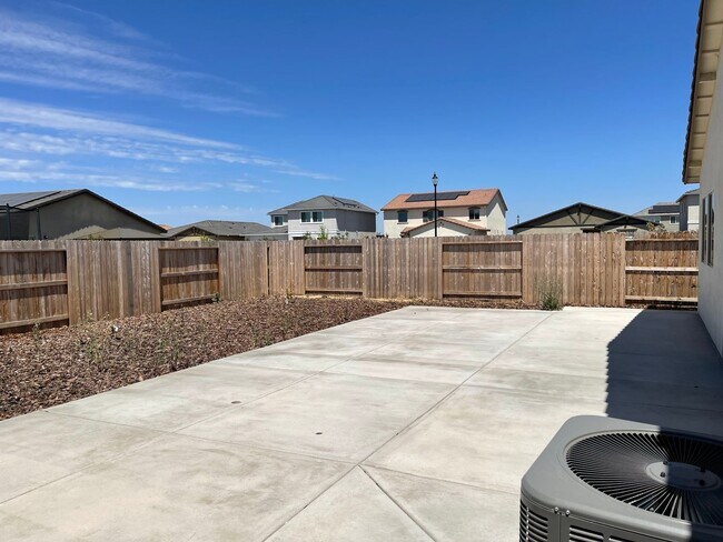 Building Photo - Large Clean Executive 4 Bedroom, 2.5 Bathroom, 2000 Sqft. Home for Lease