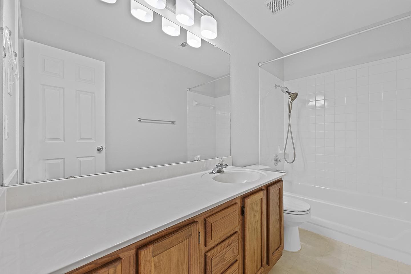 Building Photo - Spacious & comfy Willow Run home by Mills Pond