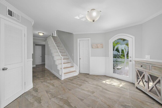 Building Photo - 121 Queen Eugenia Ct