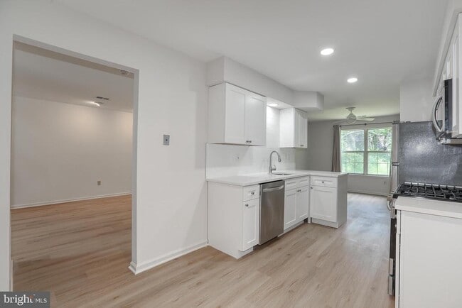 Building Photo - 20 Andover Cir