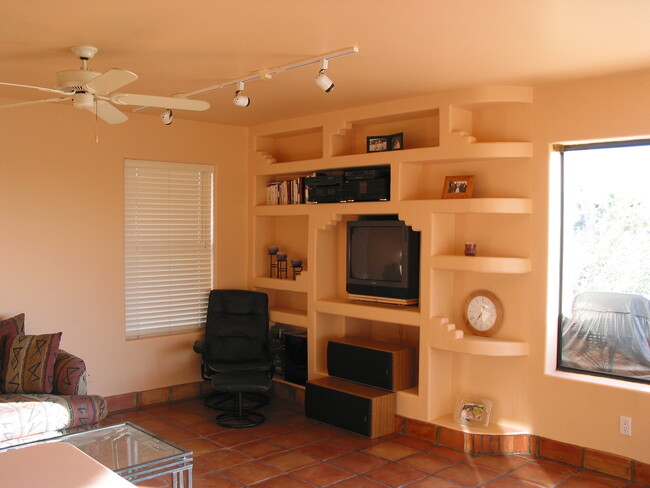 Building Photo - UNFURNISHED GREAT SINGLE FAMILY HOME