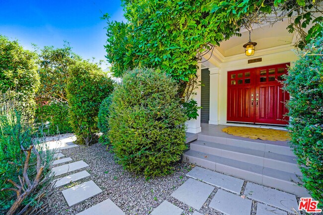 Building Photo - 2049 N Berendo St