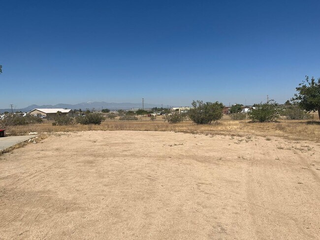 Building Photo - Charming 2 bedroom, 1 bathroom