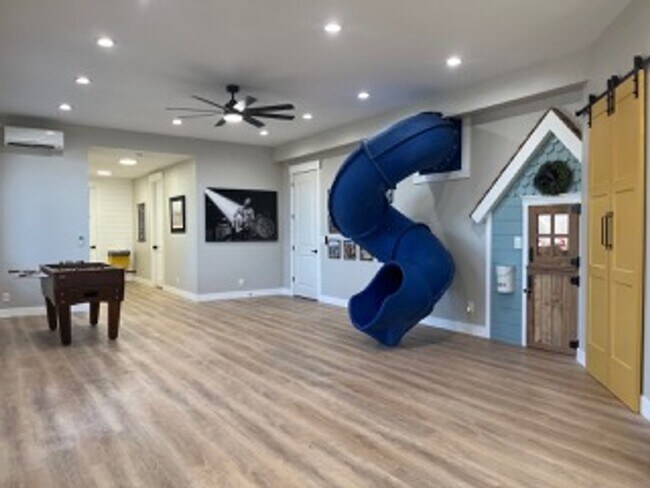 Building Photo - Very Spacious 6 bedroom home with amazing ...