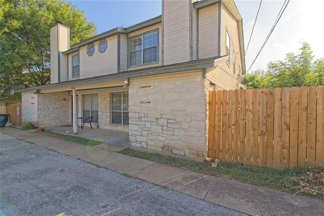 Building Photo - 2211 Creekside Ln