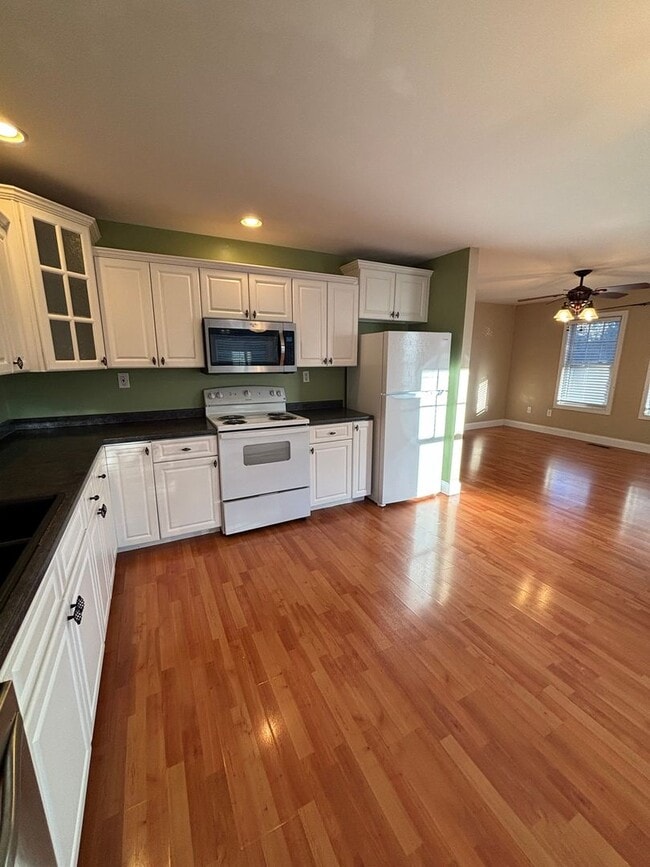 Building Photo - Freshly Renovated Dollhouse in Maryville!!