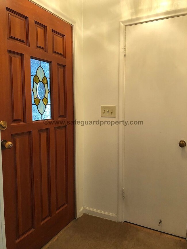 Building Photo - Great 3 Bedroom Duplex