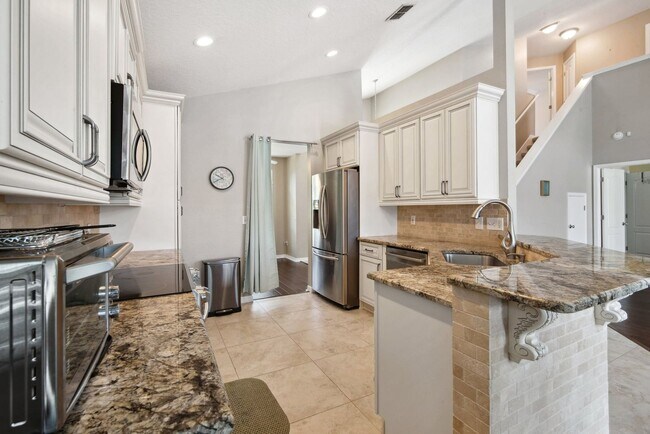 Building Photo - 4 Bedroom Single Family in Orlando