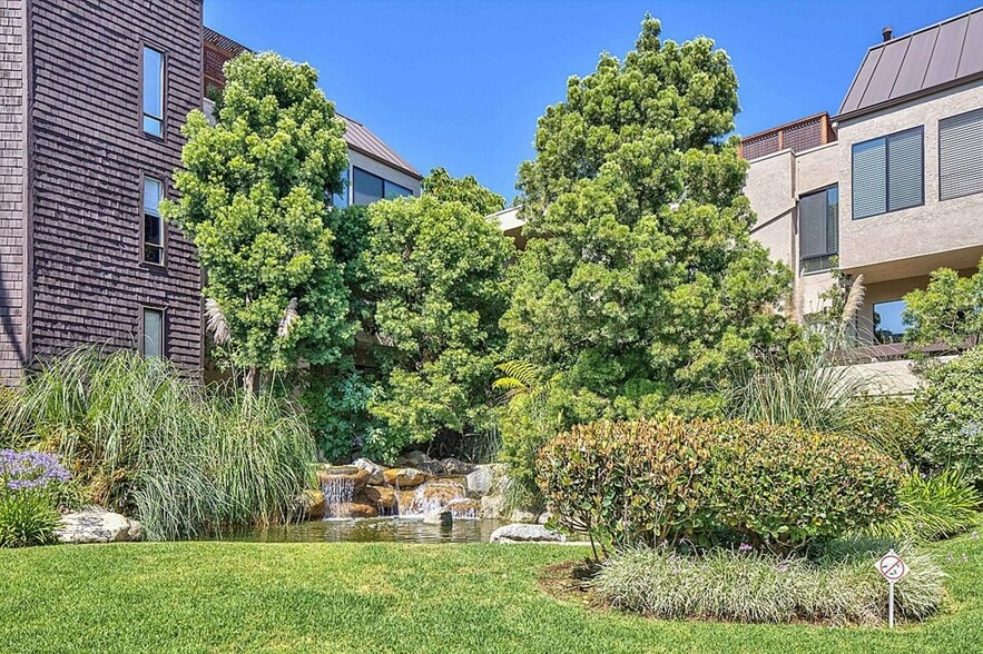 Building Photo - 950 N Kings Rd