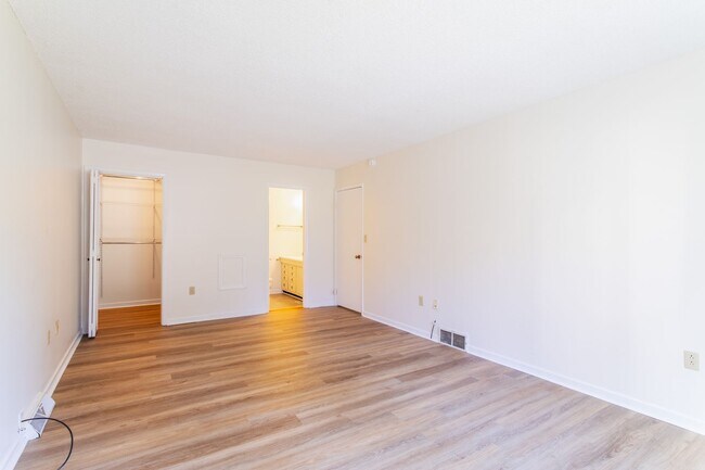 Building Photo - Convenient To Downtown Brevard